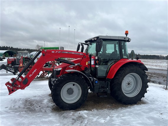 Begagnad Massey Ferguson 5713 S Dyna 6 EF hos Gunnarssons Maskin i RefteleÅrsmodell: 2020<br />
3000 tim<br />
Lastare FL4121 <br />
480/65-28 600/65-38 hjul<br />