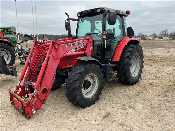 Begagnad Massey Ferguson 5445 hos Gunnarssons Maskin i RefteleÅrsmodell: 2005<br />
11000 tim<br />